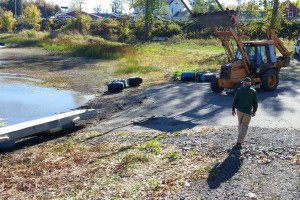Lifting a launch dock segment